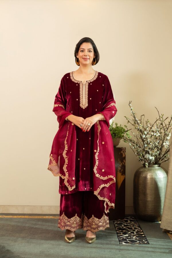 HOUSE OF INARI Ethnic Motifs Embroidered Thread Work Velvet Kurta With Palazzo & Dupatta