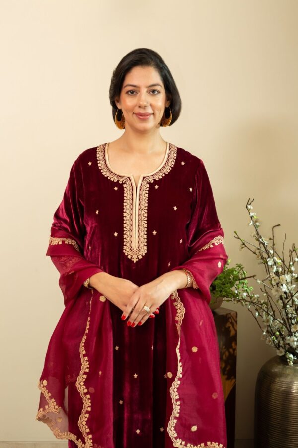 HOUSE OF INARI Ethnic Motifs Embroidered Thread Work Velvet Kurta With Palazzo & Dupatta - Image 2